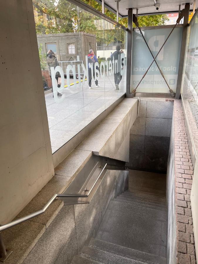 Plac Wolności 6 *